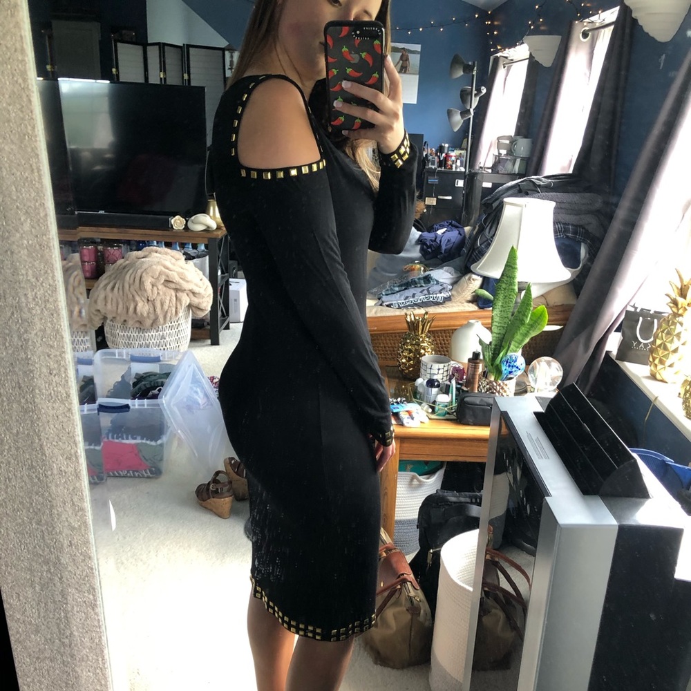 Carmen Marc Valvo Dress Runs more like a LARGE stretchy material - Picture 3 of 6